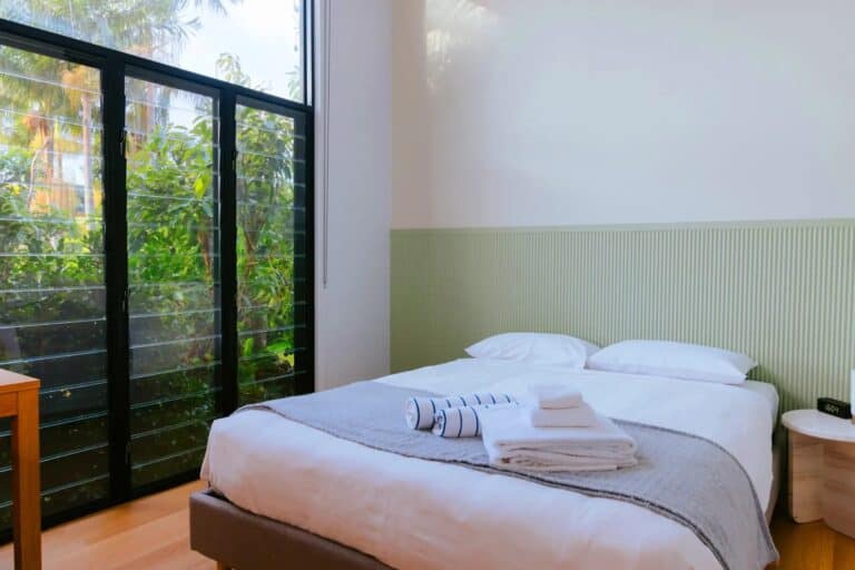 A-bedroom-with-a-window-to-the-rainforest-scaled